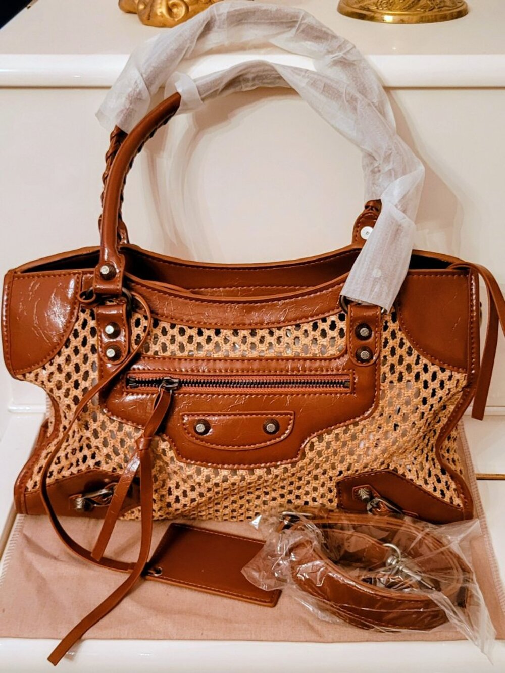 **Straw fun! Cute brown shoulder/crossbody fashion bag. No brand. Never used.